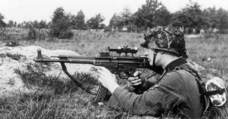 A soldier demonstrates the transitional MP 43/1 variant, used to determine the suitability of the rifle for sniping purposes, October 1943. The rifle is fitted with a ZF 4 telescopic sight. Photo: Bundesarchiv, Bild 146-1979-118-55 / CC-BY-SA 3.0.