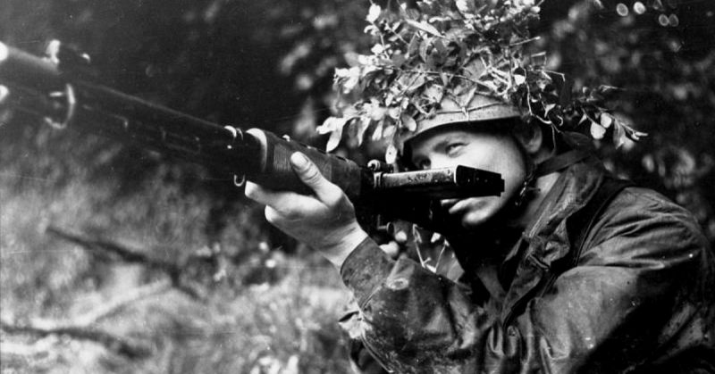 A German Fallschirmjäger poses with his early model FG 42 (Ausführung 