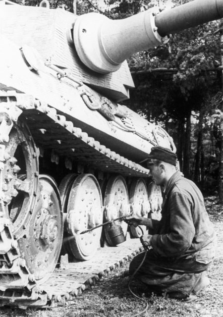 Soldiers spray-painting their Tiger II