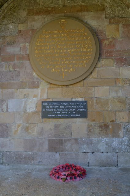 An SOE memorial plaque at Beaulieu Abbey in Hampshire, England. Ericoides – CC-BY SA 4.0