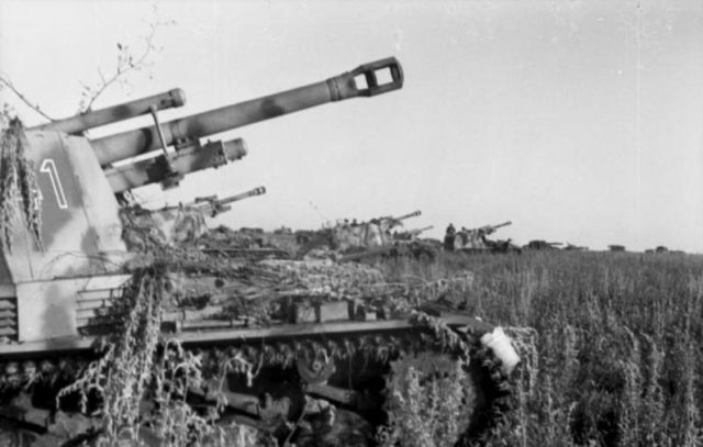 Wespe self-propelled artillery battery in position to provide fire support, 1943. Photo: Bundesarchiv, Bild 101I-219-0553A-15 / Koch / CC-BY-SA 3.0.