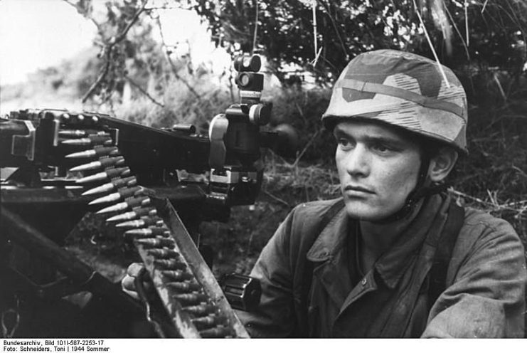 MG 42 mounted on a Lafette 42 tripod with MG Z 40 telescopic sight attached. Photo: Bundesarchiv, Bild 101I-587-2253-17 / Schneiders, Toni / CC-BY-SA 3.0.