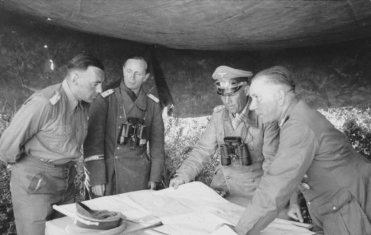 Nehring (right), Fritz Bayerlein (left) and Erwin Rommel, April 1942. Photo: Bundesarchiv, Bild 101I-784-0203-14A / Moosmüller / CC-BY-SA 3.0.