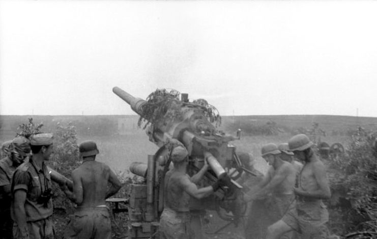 Germans fire an 88mm gun in Tunisia. Photo: Bundesarchiv, Bild 101I-787-0510-34A / Troschke / CC-BY-SA 3.0.