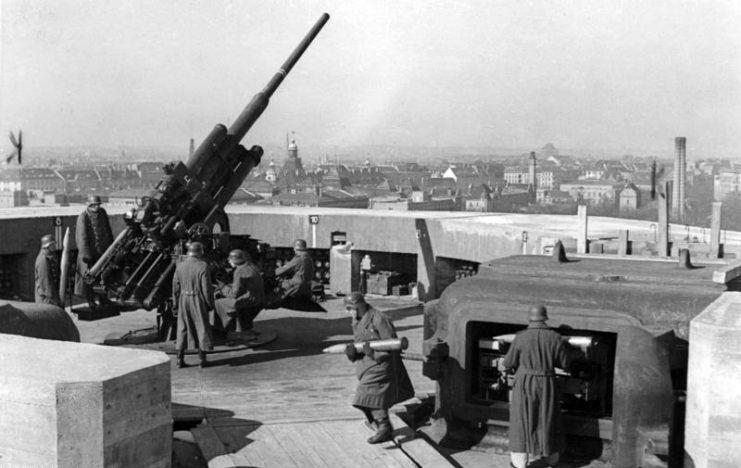 Anti-aircraft defences on the Flakturm Tiergarten in Berlin, one of the flak towers built from 1940. Photo: Bundesarchiv, Bild 183-H27779 / CC-BY-SA 3.0.