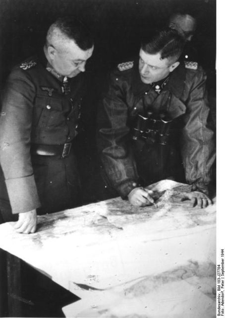 Walter Model (left) with SS-Brigadeführer Heinz Harmel. Photo: Bundesarchiv, Bild 183-J27784 / Adendorf, Peter / CC-BY-SA 3.0.