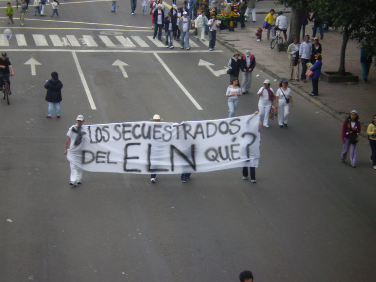 Protest march against ELN kidnapping: “So, what about the [people] kidnapped by the ELN?” Photo: equinoXio20080720 – CC BY 2.0.