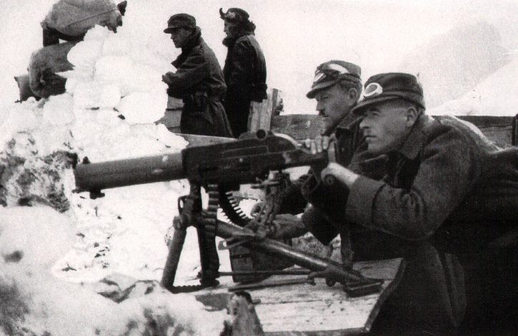 Austro-Hungarian machine gunners in the Tyrolean high mountains.