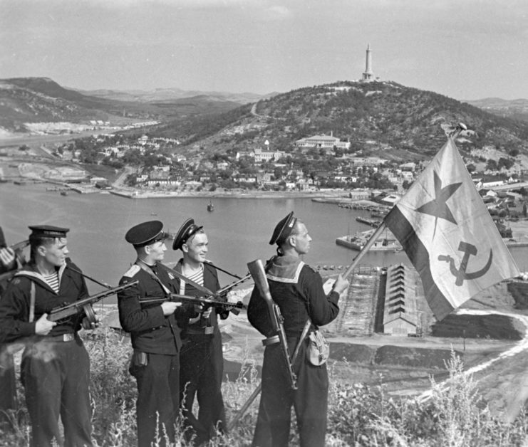 Soviet sailors are hoisting the banner in Port Arthur (present Lüshunkou, China), 1945. Photo: RIA Novosti archive, image #834147 / Haldei / CC-BY-SA 3.0.