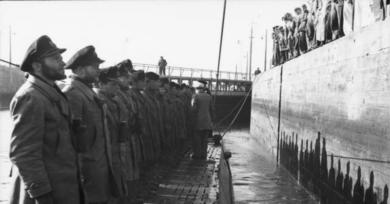 The crew of U-96 returning to St. Nazaire in March 1942. The men were tired, hungry, and caked in sweat, salt, and oil. There was not enough water to wash with on board. By Bundesarchiv - CC BY-SA 3.0 de