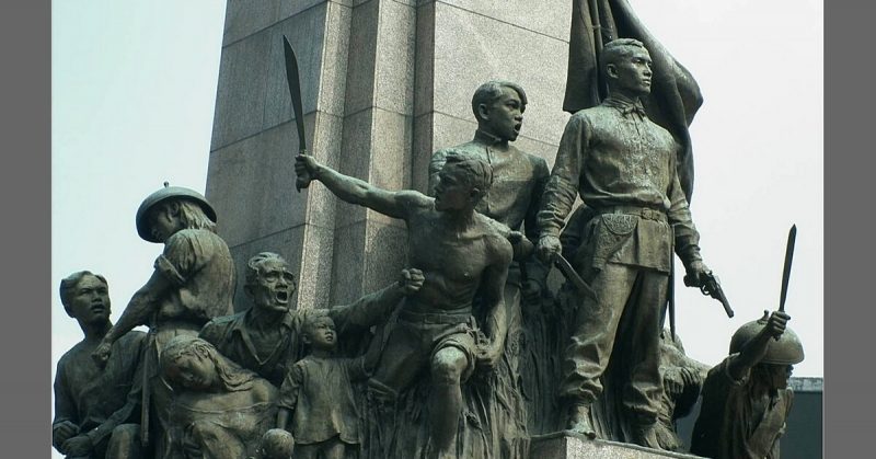 Bronze figures wield bolo knives on a monument to Andrés Bonifacio and the Philippine Revolution. Mello47 - CC BY-SA 3.0