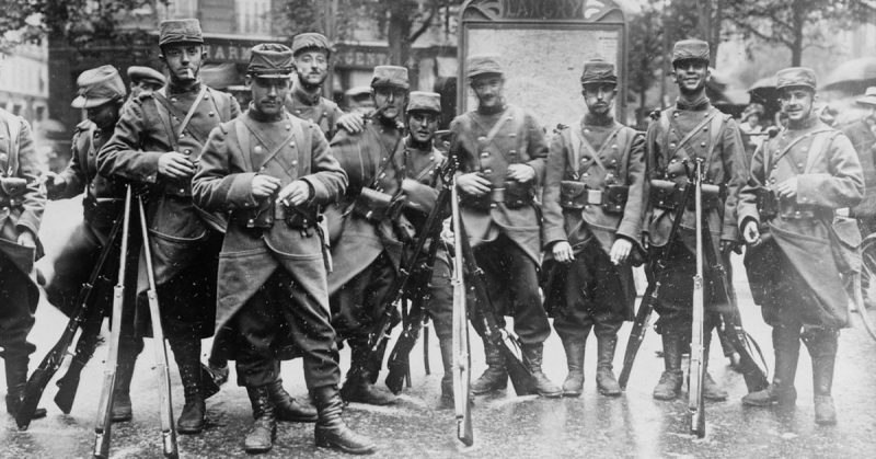 French soldiers at the beginning of World War I. They retain the peacetime blue coats and red trousers worn during the early months of the war.
