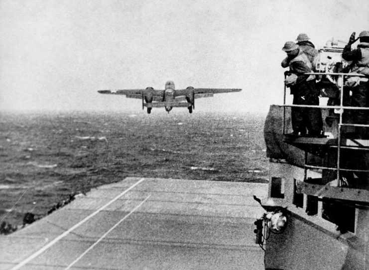 A U.S. Army Air Forces North American B-25B Mitchell bomber takes off from the aircraft carrier USS Hornet (CV-8) during the “Doolittle Raid”.