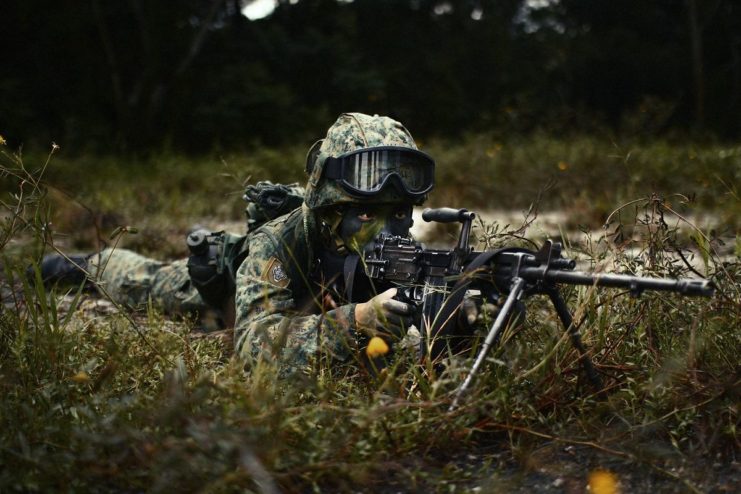 A Singaporean soldier with a deployed Ultimax 100 Mk 2 Section Assault Weapon (SAW). Photo: plaits / CC BY 2.0.