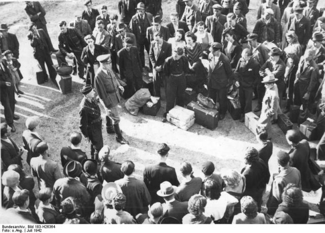 Parisians being rounded up for the Service du Travail Obligatoire. Bundesarchiv – CC-BY SA 3.0