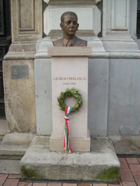 Perlasca’s memorial in Budapest, Hungary. Gyurika – CC-BY SA 3.0