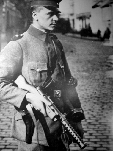 German soldier with MP 18, Berlin 1919.