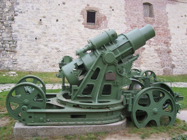 Škoda 305 mm Model 1911 cannon. Nikola Smolenski – CC BY-SA 3.0