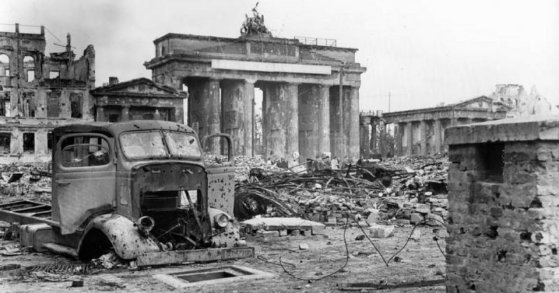 Berlin in 1945. Photo: Bundesarchiv, B 145 Bild-P054320 / Weinrother, Carl / CC-BY-SA 3.0.