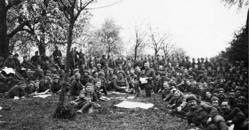 Battle of Aubers Ridge. Following a meeting of battalion commanders at 23rd Brigade HQ, Lieutenant Colonel C. B. Vandeleur briefs the 2nd Battalion, Cameronians (Scottish Rifles), on their role in the forthcoming attack. At this time the battalion were in billets at Rue de Bois. Photo: IWM.