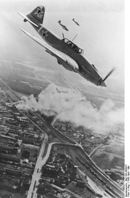 Il-2 Shturmovik aircraft in flight over Berlin, Germany, April-May 1945. Photo: Bundesarchiv, Bild 183-R85077.