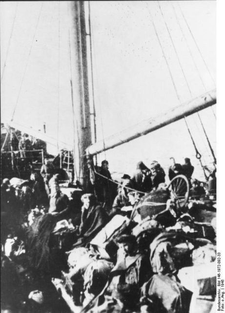 Refugees on a ship near Pillau. Photo: Bundesarchiv, Bild 146-1972-092-33 / CC-BY-SA 3.0.