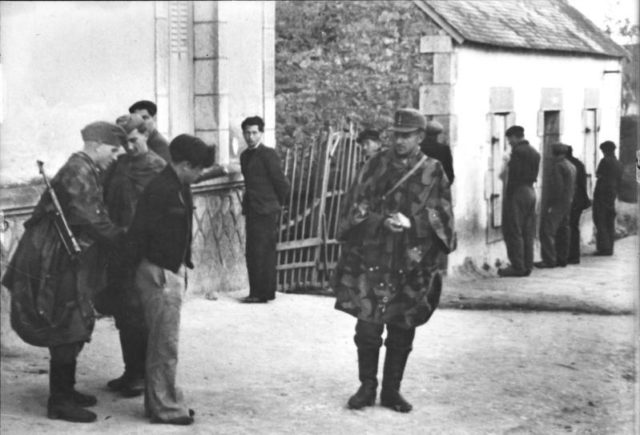 German soldiers and captured résistants, July, 1944. Photo: Bundesarchiv, Bild 183-J27289 / Koll / CC-BY-SA 3.0.