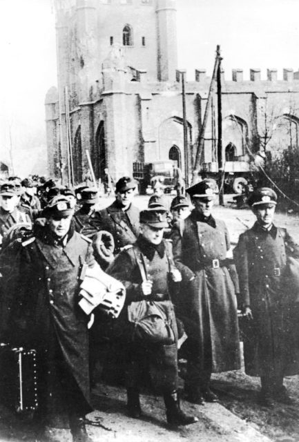 German POWs in front of the King’s Gate,Königsberg. Photo: Bundesarchiv, Bild 183-R94432 / CC-BY-SA 3.0.