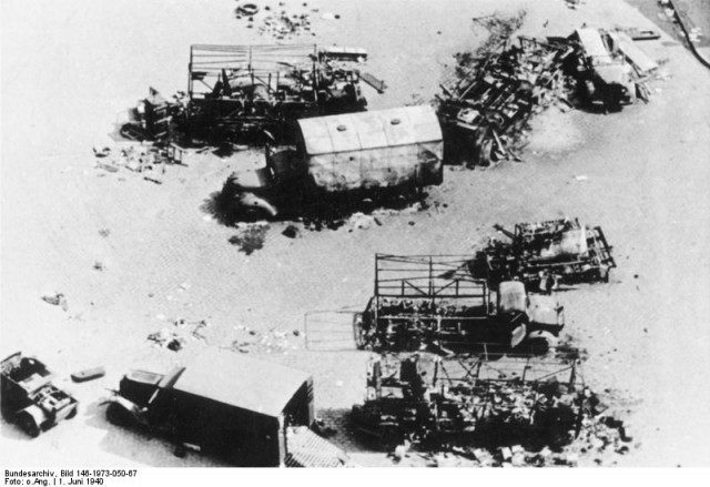 Burned out British lorries left behind at the French beaches. Bundesarchiv – CC BY-SA 3.0 de