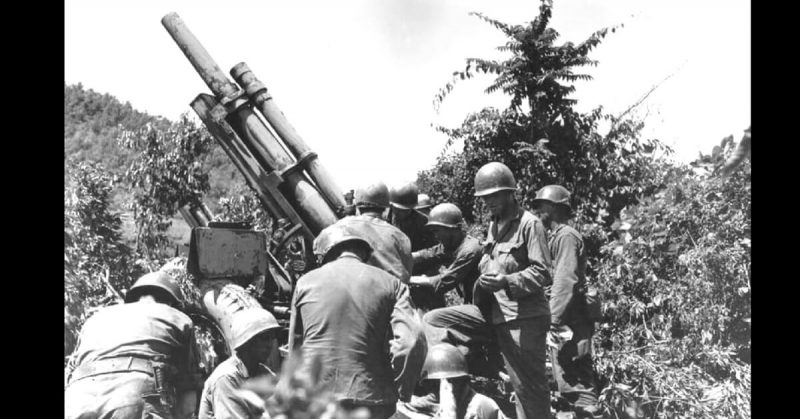 Men at a US howitzer position during the battle. 