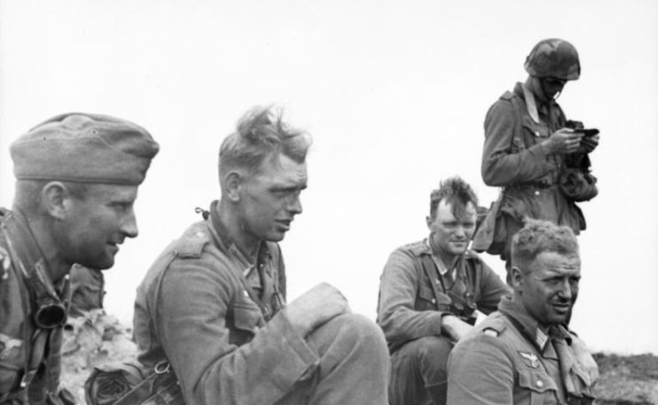 German soldiers pause during the fighting. Photo: Bundesarchiv, Bild 101I-219-0553A-07 / Koch / CC-BY-SA 3.0