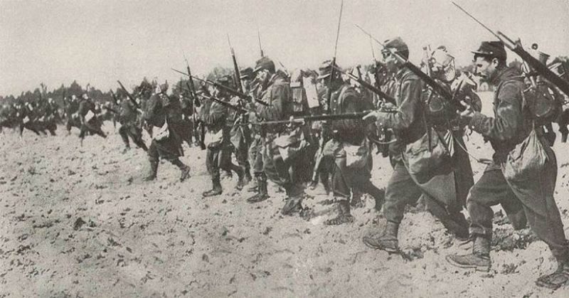 French infantry bayonet charge during the First World War. The men are carrying 1886 Lebel rifles.
