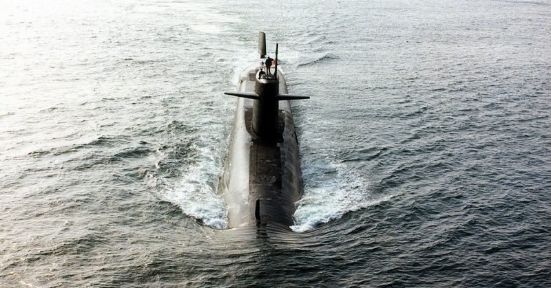 An aerial bow view of the nuclear-powered strategic missile submarine USS Thomas Jefferson (SSBN-618) underway on 14 June 1976.