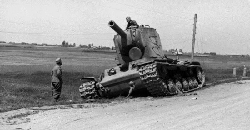 A Russian KV-2 tank, what most historians agree must have been the model that held the crossroads outside of Raseiniai for a full day against the German 6th Panzer division. By Bundesarchiv - CC BY-SA 3.0 de