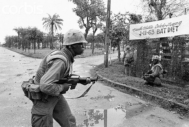 American soldiers during urban combat in Vietnam. manhhai – CC-BY 2.0