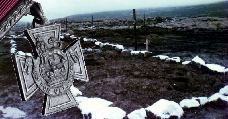 Colonel H Jones and 2 Para KIA Goose Green temporary resting place, Ajax Bay - 13 June 1982. - Background by Ken Griffiths - CC BY-SA 2.0 