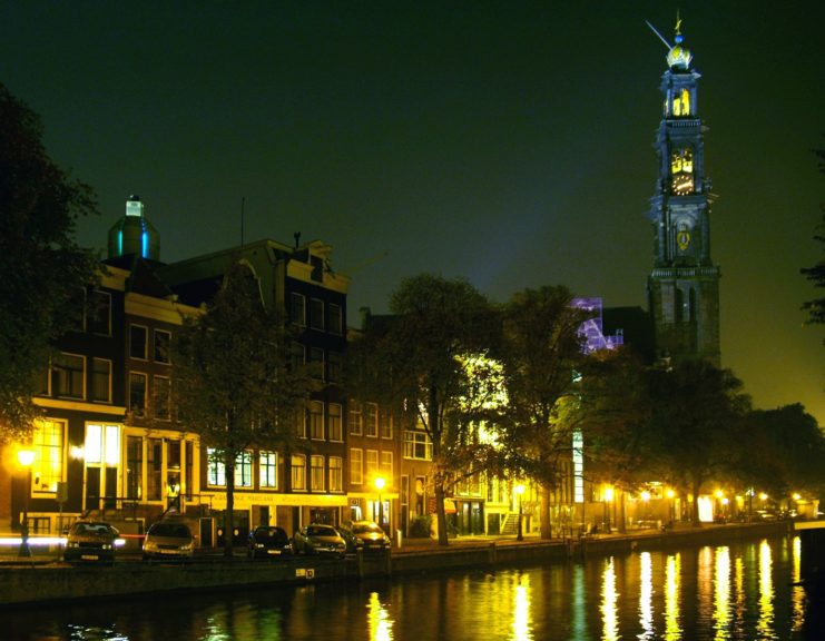 The Anne Frank house and the Prinsengracht Canal, Amsterdam, Netherlands.Chowells/Dontworry – CC-BY SA 3.0