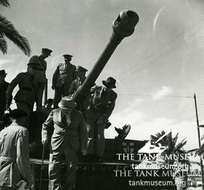 Tiger I being inspected by Winston Churchill.