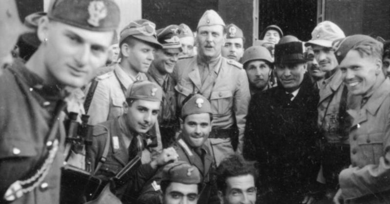 Otto Skorzeny, Harald Mors, and Benito Mussolini in front of Hotel Campo Imperatore, Gran Sasso, Italy, 12 September 1943. Photo: Bundesarchiv, Bild 101I-567-1503C-17, Toni Schneiders, CC-BY-SA 3.0