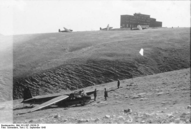 DFS 230 gliders at Hotel Campo Imperatore, Gran Sasso, Italy, 12 September 1943. Photo: Bundesarchiv, Bild 101I-567-1503B-23, Toni Schneiders, CC-BY-SA 3.0