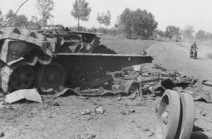 Destroyed Russian tank. By Bundesarchiv – CC BY-SA 3.0 de