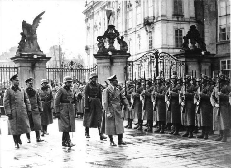 Hitler with staff and soldier. Bundesarchiv, CC-BY SA 3.0