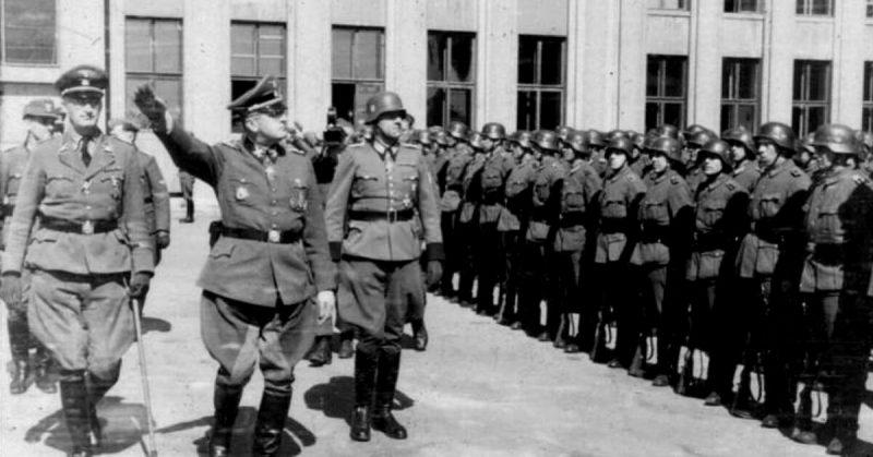 SS inspection, 1943. Bundesarchiv, CC-BY SA 3.0