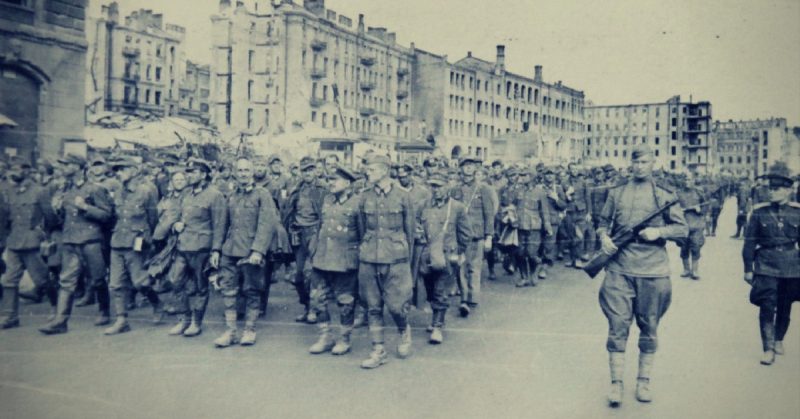 German POWs marching through the Ukrainian city of Kiev under Soviet guard. Photo: Liepaja1941 / CC-BY-SA 3.0