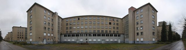 Panoramic view of a block’s landward side. Author: Dr. Schorsch (Georg Wiora) CC BY-SA 3.0