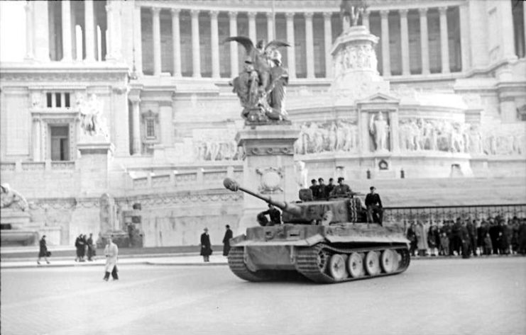 German Tiger I tank in front of the Altare della Patria in Rome in 1944. Photo: Bundesarchiv, Bild 101I-310-0880-38 / Engel / CC-BY-SA 3.0