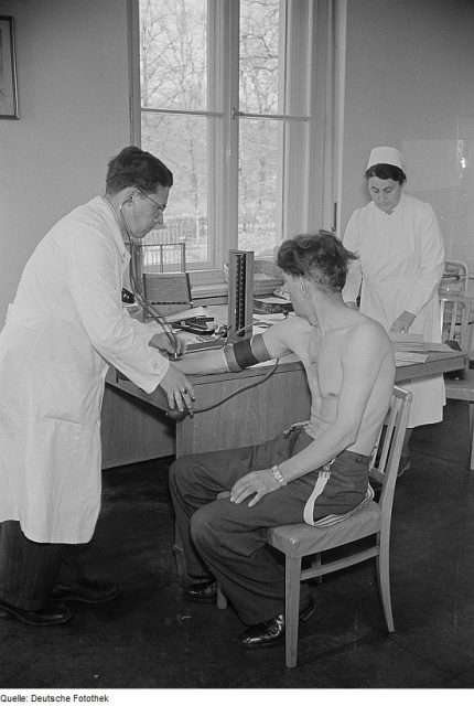 German recruit during his medical evaluation. Photo: Deutsche Fotothek‎ / CC-BY-SA 3.0.