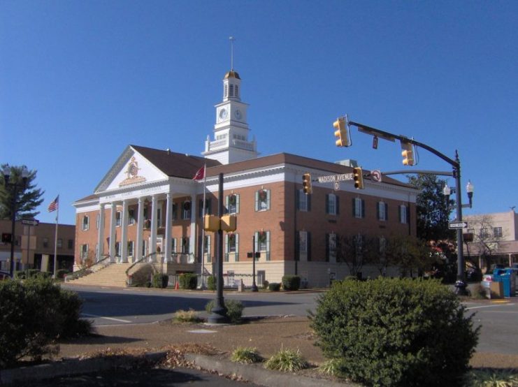 McMinn County Courthouse in Athens, Tennessee, located in the Southeastern United States. This courthouse was built in 1966. Brian Stansberry – CC-BY SA 3.0