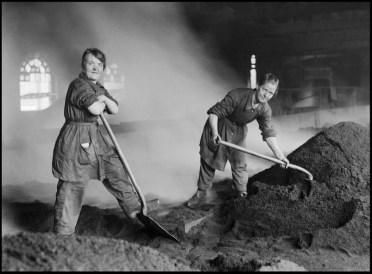 Female war workers feed the charcoal kilns used for purifying sugar at the Glebe Sugar Refinery Co., Greenock, in Scotland. WW1. Mario Unger / mediadrumworld.com