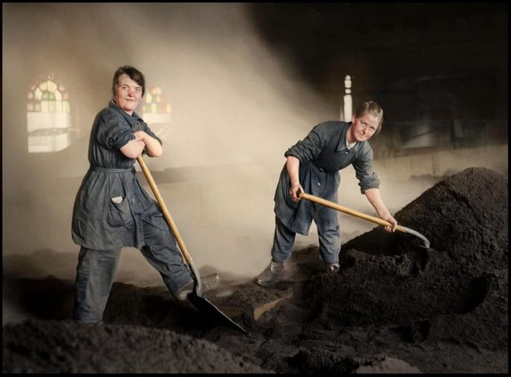 Female war workers feed the charcoal kilns used for purifying sugar at the Glebe Sugar Refinery Co., Greenock, in Scotland. WW1. Mario Unger / mediadrumworld.com